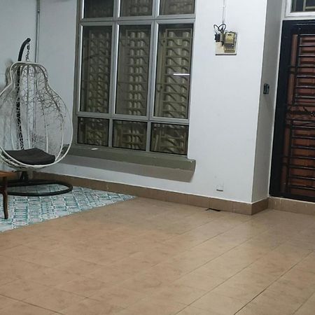 Zulaikha'S Homestay Ulu Tiram Johor Bahru Exterior photo