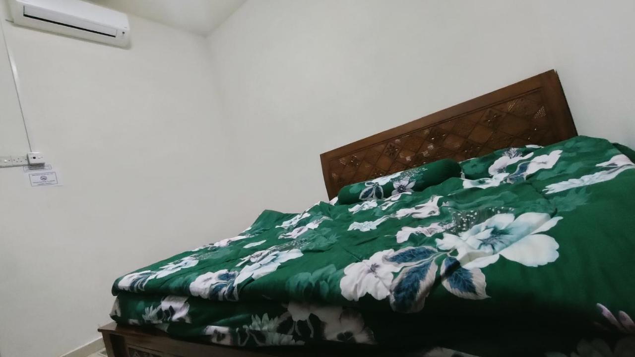 Zulaikha'S Homestay Ulu Tiram Johor Bahru Exterior photo